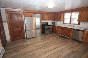 43 Congregational St in Bristol, RI - Building Photo