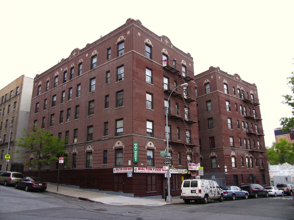 2160 Walton Ave in Bronx, NY - Building Photo