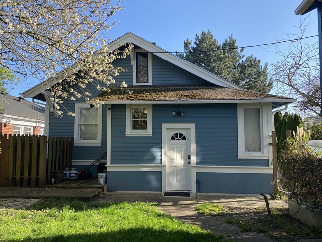 1529 N Killingsworth St in Portland, OR - Foto de edificio - Building Photo