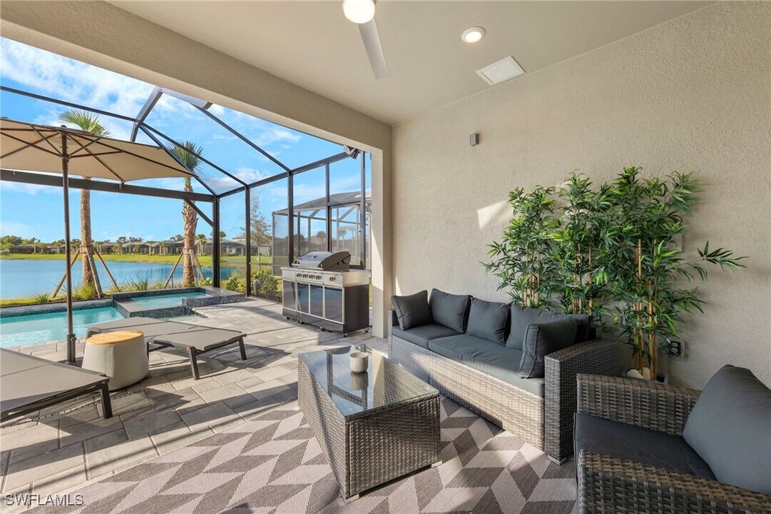 2147 Yellowfin Cir in Naples, FL - Building Photo