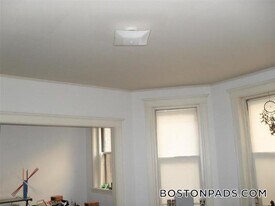 137 Park Dr, Unit 10 in Boston, MA - Building Photo