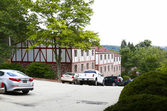 Churchill Square in Turtle Creek, PA - Foto de edificio - Building Photo