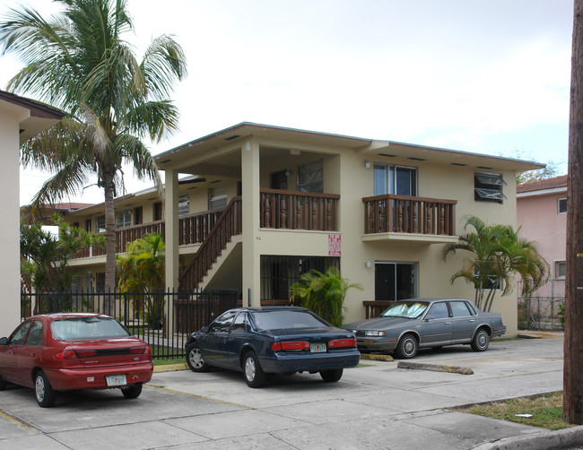 62 NW 17th Pl in Miami, FL - Foto de edificio - Building Photo
