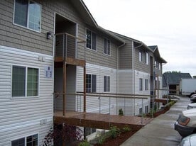 The Vineyards in McMinnville, OR - Building Photo