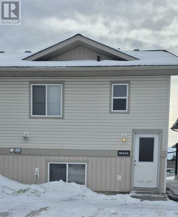 9022 92 Ave in Grande Prairie, AB - Building Photo