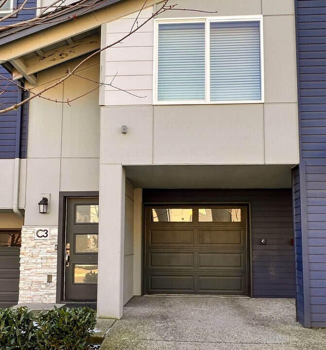 15720 Meadow Rd in Lynnwood, WA - Building Photo