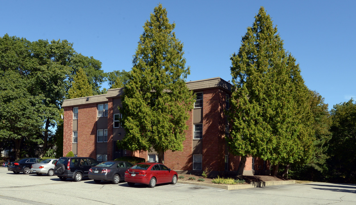 Garden Village in Cranston, RI - Foto de edificio