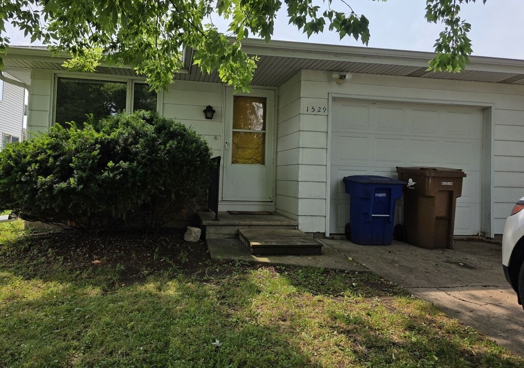 1527-1529 Greendale St in Menasha, WI - Building Photo