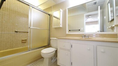 1050 Country Club Dr, Unit like new in Margate, FL - Foto de edificio - Building Photo