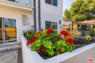 2057 1/2 S Garth Ave in Los Angeles, CA - Building Photo