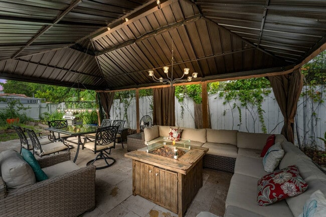 4017 Monroe St in Hollywood, FL - Foto de edificio - Building Photo