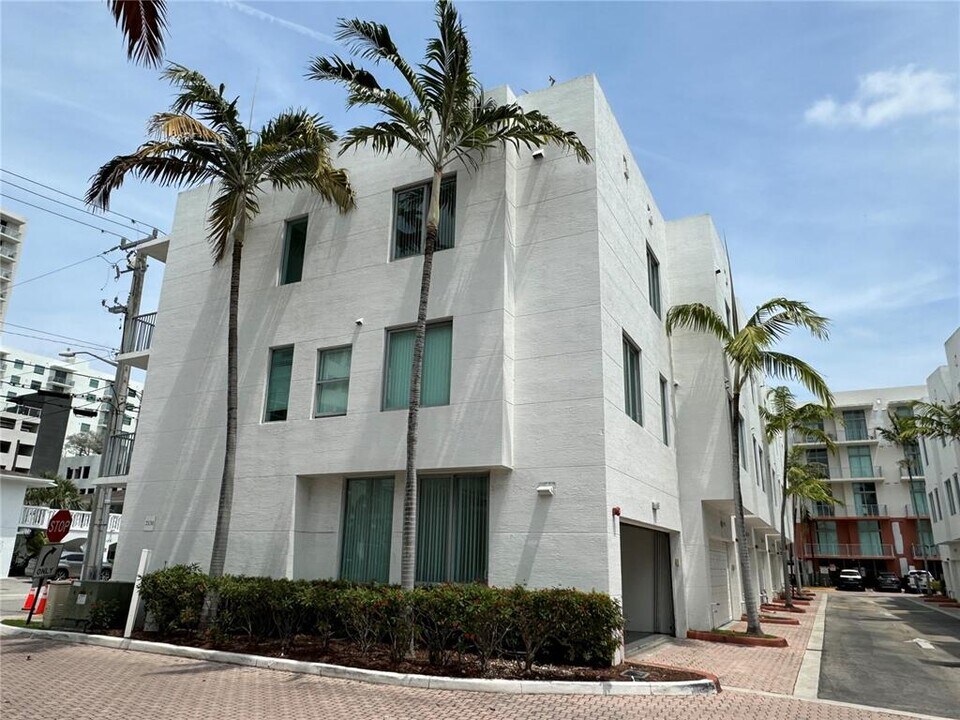 2146 Van Buren St, Unit 402 in Hollywood, FL - Building Photo
