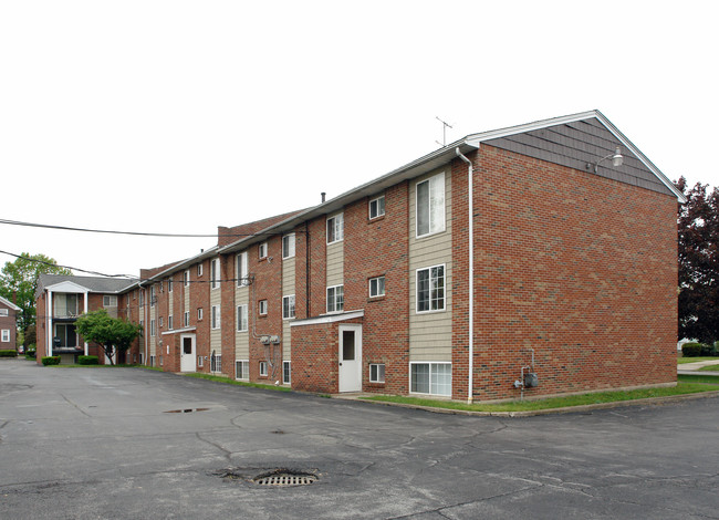 Colonial Village Apartments in Tonawanda, NY - Building Photo - Building Photo