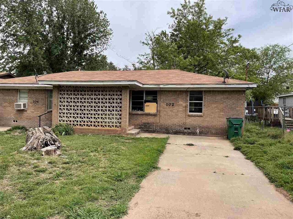 102 Ave G in Burkburnett, TX - Foto de edificio