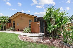 6322 Royal Woods Dr in Ft. Myers, FL - Building Photo
