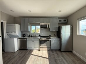 6682 Maury Dr in San Diego, CA - Foto de edificio - Building Photo