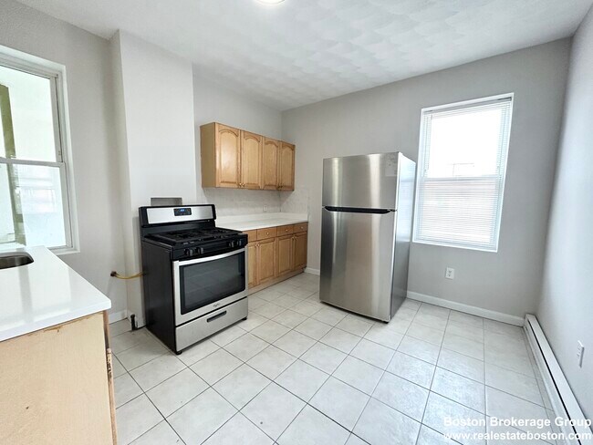 165 Gove St, Unit 6 in Boston, MA - Foto de edificio - Building Photo