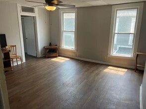 423 N Front St, Unit Apt 1 in Wheeling, WV - Building Photo - Building Photo