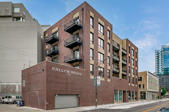 680 N Milwaukee Ave in Chicago, IL - Building Photo - Building Photo