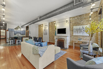 1338 W Madison St, Unit 2E in Chicago, IL - Building Photo - Building Photo