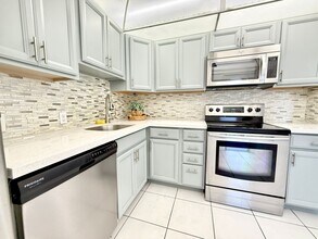 3301 N Country Club Dr in Aventura, FL - Building Photo - Building Photo