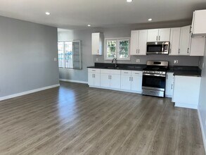 531 1/2 W 56th St in Los Angeles, CA - Building Photo - Building Photo