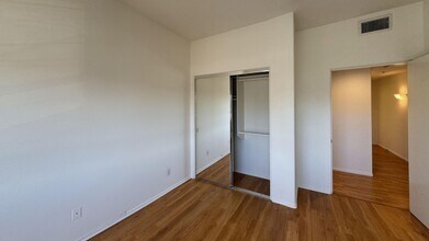 133 S Flores St in Los Angeles, CA - Foto de edificio - Building Photo