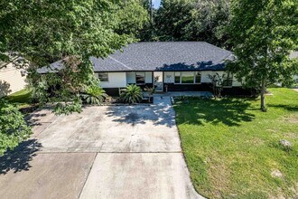 608 W Lobit Ave in Baytown, TX - Building Photo - Building Photo