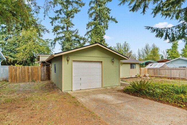 1910 W Harrison Ave in Cottage Grove, OR - Building Photo - Building Photo