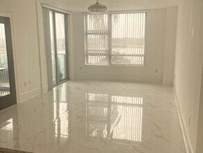 2681 N Flamingo Rd in Sunrise, FL - Building Photo - Building Photo