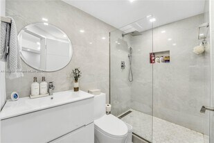 999 Brickell Bay Dr, Unit 711 in Miami, FL - Building Photo