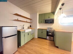 924 E Meadow Ave in Pinole, CA - Building Photo - Building Photo