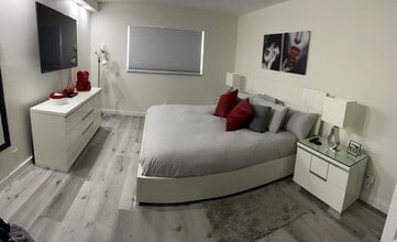 19452 NE 26th Ave, Unit 34C in Miami, FL - Building Photo - Building Photo