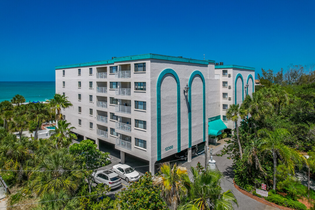 Sand Pebble Resort in Treasure Island, FL - Foto de edificio