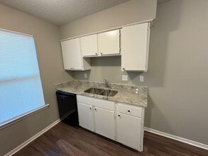 Forrest Cove in Memphis, TN - Building Photo - Building Photo