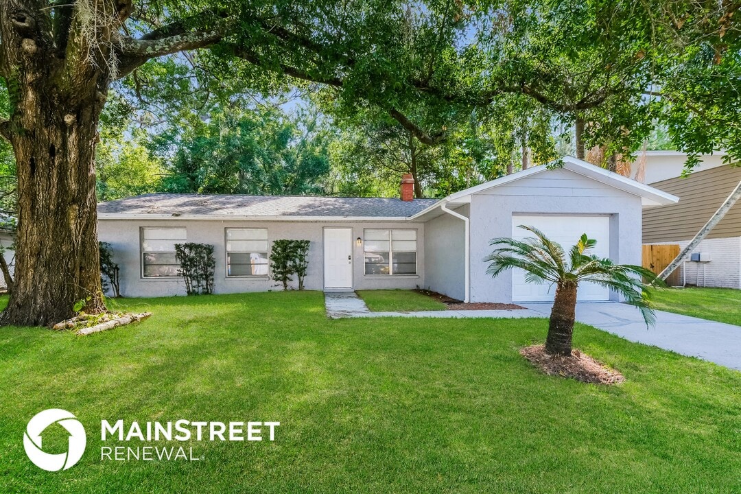 1130 Foxwood Dr in Lutz, FL - Building Photo