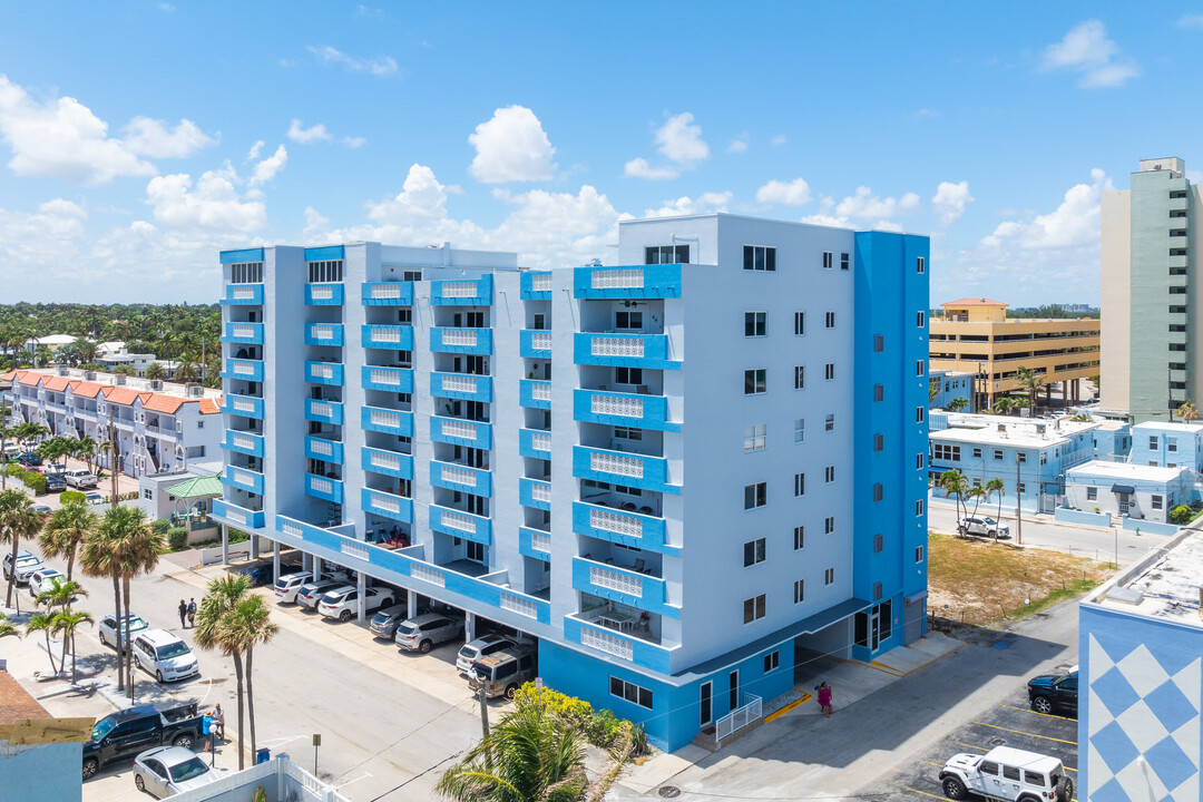 Baker Tower in Hollywood, FL - Building Photo