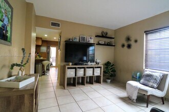 2270 W 54th Pl, Unit 2 in Hialeah, FL - Foto de edificio - Building Photo