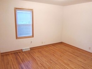2008 Fairview Dr in Cedar Falls, IA - Building Photo - Building Photo