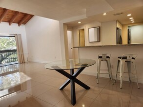 5201 Orduna Dr in Coral Gables, FL - Foto de edificio - Building Photo