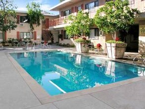 Executive House Apartments in Van Nuys, CA - Building Photo - Building Photo