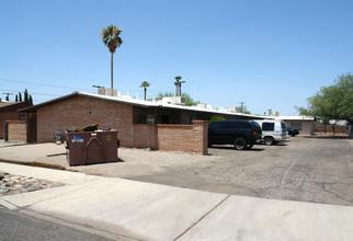 122-130 W Pastime Rd in Tucson, AZ - Foto de edificio - Building Photo