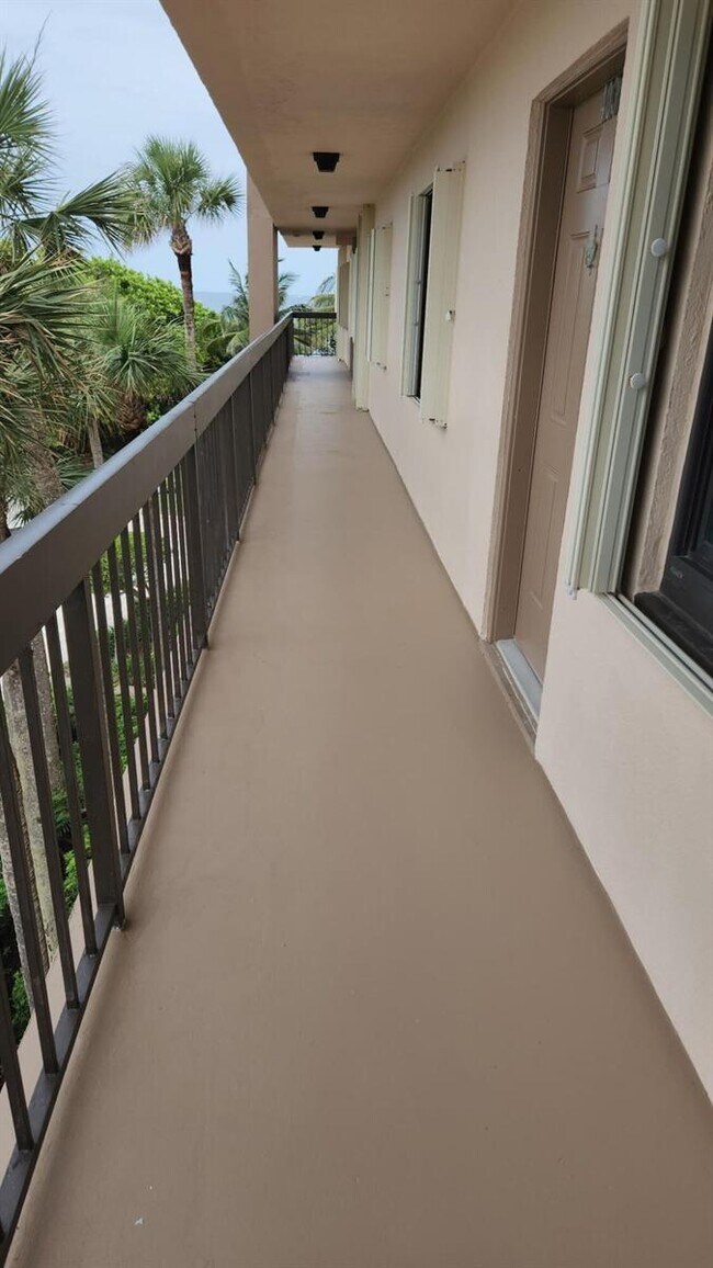 101 Ocean Bluffs Blvd, Unit 402 in Jupiter, FL - Building Photo - Building Photo