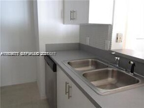 2442 Centergate Dr in Miramar, FL - Foto de edificio - Building Photo