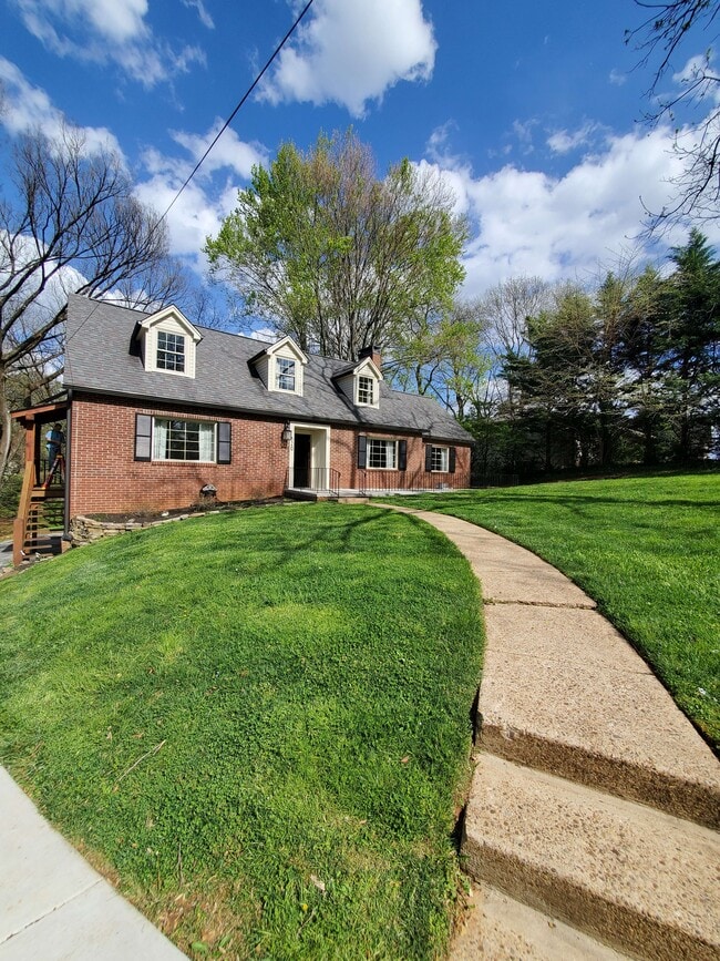 property at 320 Kingston Ct SW