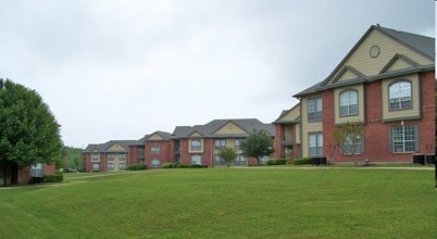 Burnett Place Apartments in Taylor, TX - Foto de edificio - Building Photo