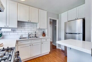 504 N Rosemary Ln, Unit 504 in Burbank, CA - Building Photo - Building Photo