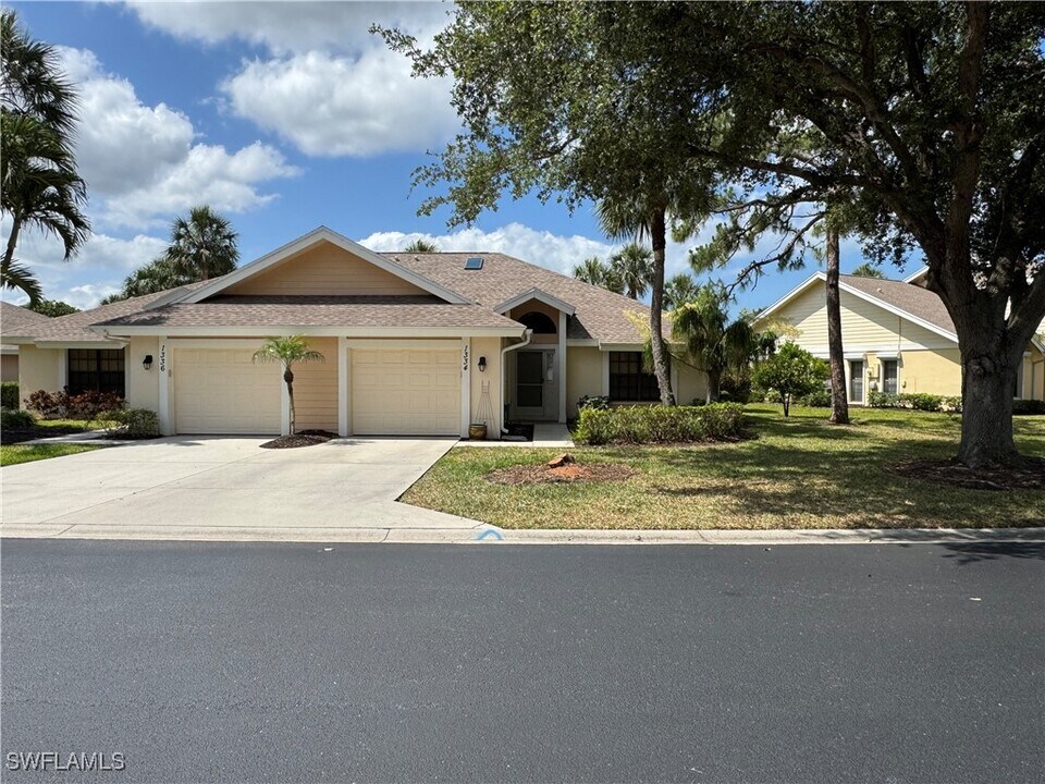 1334 Park Lake Dr in Naples, FL - Foto de edificio