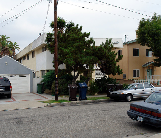 13921 Hawthorne Way in Hawthorne, CA - Building Photo - Building Photo