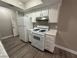 4571 Carriage Park Dr in Las Vegas, NV - Building Photo - Building Photo
